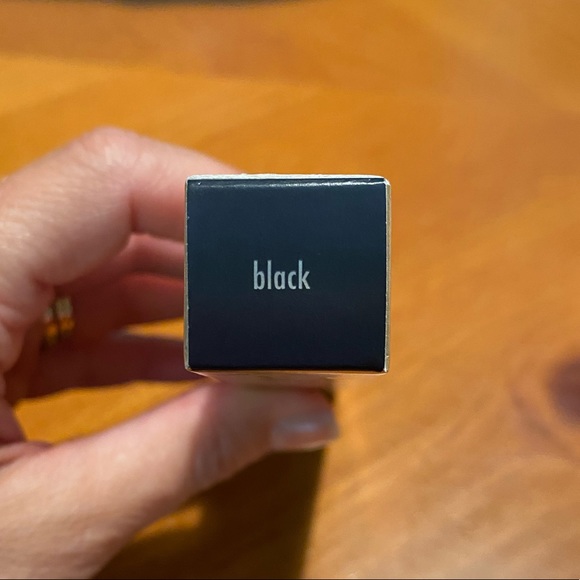 Stila HUGE Extreme Lash Mascara Waterproof - Picture 9 of 16